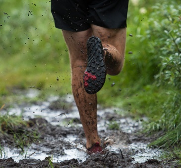 suela minimalsita para terreno resbaladizo, con barro Vivobarefoot